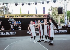 Latvijas izlases basketbolisti (no kreisās Rihards Pāže, Armands Ginters, Linards Jaunzems un Nils Ozoliņš) dodas laukumā pirms spēles.