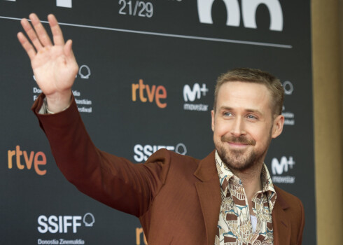 Goslings filmā atveido kosmonautu Nīlu Ārmstrongu - pirmo cilvēku, kas spēris kāju uz Mēness.