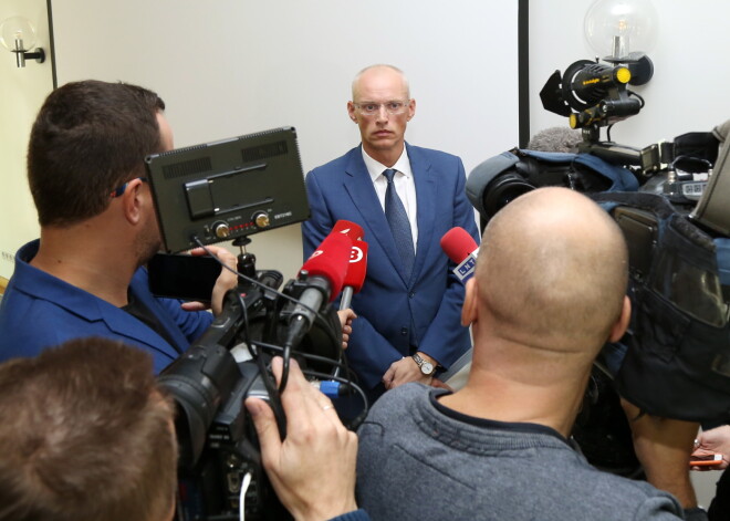 Jūrmalas domes priekšsēdētājs Gatis Truksnis atbild uz žurnālistu jautājumiem pēc Jūrmalas domes ārkārtas sēdes lēmuma par viņa amata saglabāšanu.