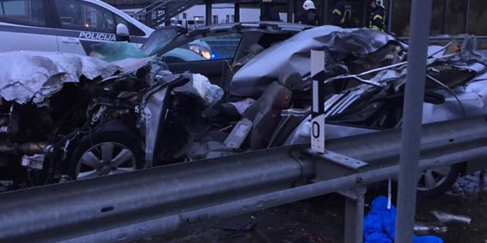 Šorīt Ādažos notikusi traģiska avārija - autobuss sadūries ar "Audi", kas pilnībā samīcīts