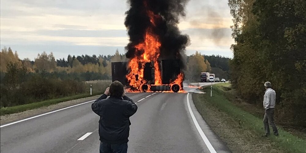 Uz Rēzeknes šosejas avārijā aizdegusies kravas mašīna; viens bojāgājušais
