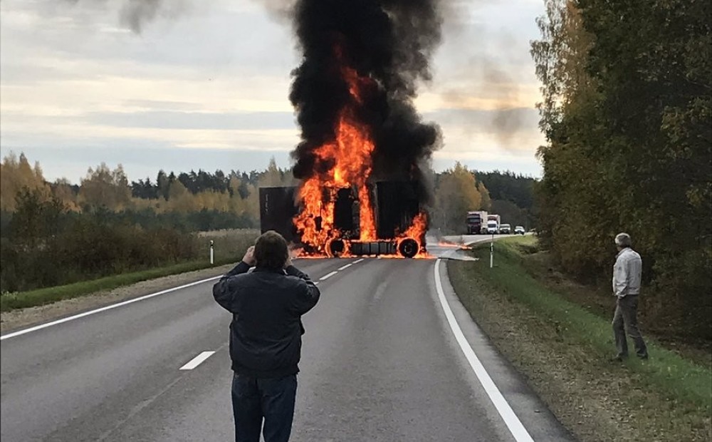 FOTO: Uz Rēzeknes šosejas avārijā aizdegusies degvielas pārvadāšanas mašīna