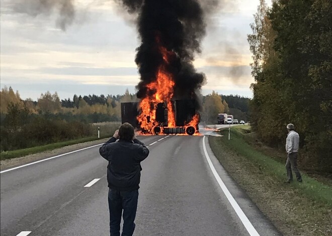Uz Rēzeknes šosejas avārijā aizdegusies kravas mašīna; viens bojāgājušais