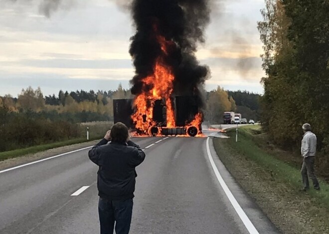 На Резекненском шоссе недалеко от Виляны в результате аварии погибла женщина и загорелся грузовик