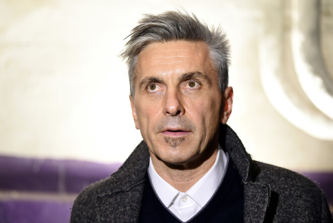 VSIA "Rīgas cirks" radošais direktors Mārtiņš Ķibers piedalās preses konferencē Rīgas cirka bijušajā zirgu stallī, kurā jauno teātra mākslinieku trupa KVADRIFRONS un VSIA "Rīgas cirks" informē par aktualitātēm cirkā 2018. gada oktobrī.