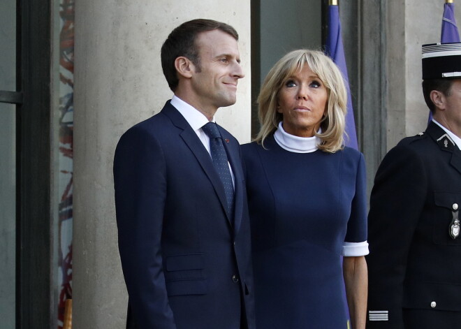 Как школьница! 65-летняя Брижит Макрон показала стройные ноги в элегантном платье