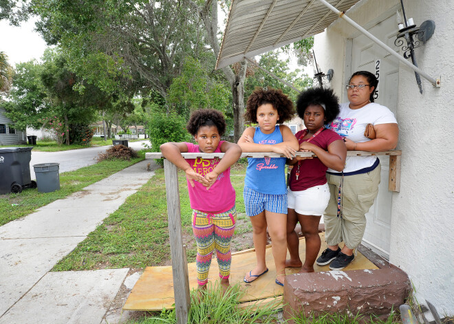 Destara Andersone ar savām meitām dzīvo dažus metrus no pedofilu ciemata un par savu meitu drošību ļoti uztraucas.
