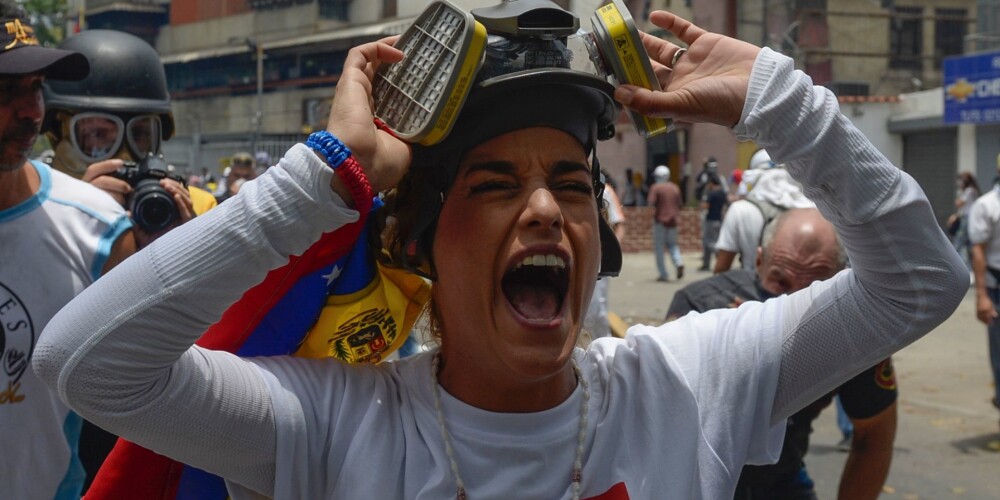 Haoss un kritiski apstākļi Venecuēlā: tukši veikali, nekārtības, dzīve parkos un bēgšana