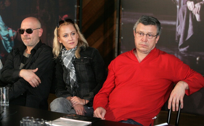 Režisors Rolands Atkočūns (no kreisās), aktieri Rēzija Kalniņa un Andris Bērziņš piedalās preses konferencē, kurā informē par Dailes teātra 2009./2010. gada sezonas aktualitātēm.