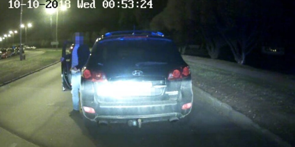 Пьяный шофер в Иманте убеждал полицию, что за рулем был человек-невидимка, а потом чуть не разнес машину скорой помощи
