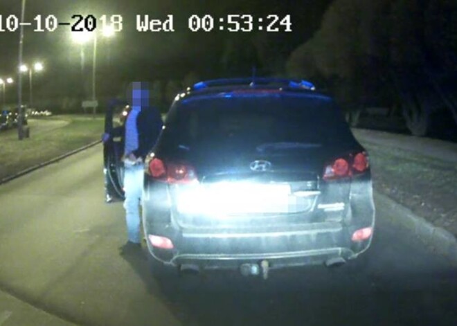 Пьяный шофер в Иманте убеждал полицию, что за рулем был человек-невидимка, а потом чуть не разнес машину скорой помощи