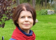 „Pēc saviem izietajiem dzīves līkločiem es esmu iemācījusies dzīvot viegli. Nevilkt, necilāt nelāgo un līdzcilvēkiem neko nepārmest," saka Linda.