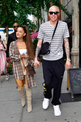 Dziedātāja Ariana Grande un viņas draugs Pīts Deividsons.