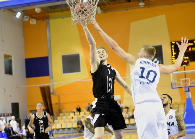 "VEF Rīga" spēlētājs Ostins Lūks (nr.1, melns) VTB Vienotās līgas spēlē basketbolā "Elektrum" Olimpiskajā centrā, kurā tiekas "VEF Rīga" un Permas "Parma" komandas.
