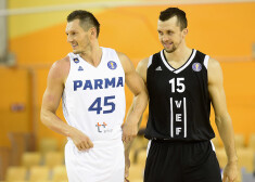 Jānis Blūms (#45) un Artis Ate (#15).