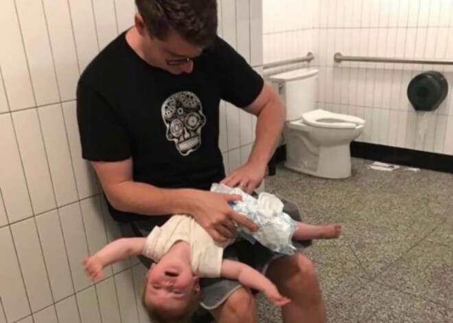 Tētis uzsāk kampaņu par pārtīšanas galdiņu uzstādīšanu vīriešu tualetēs