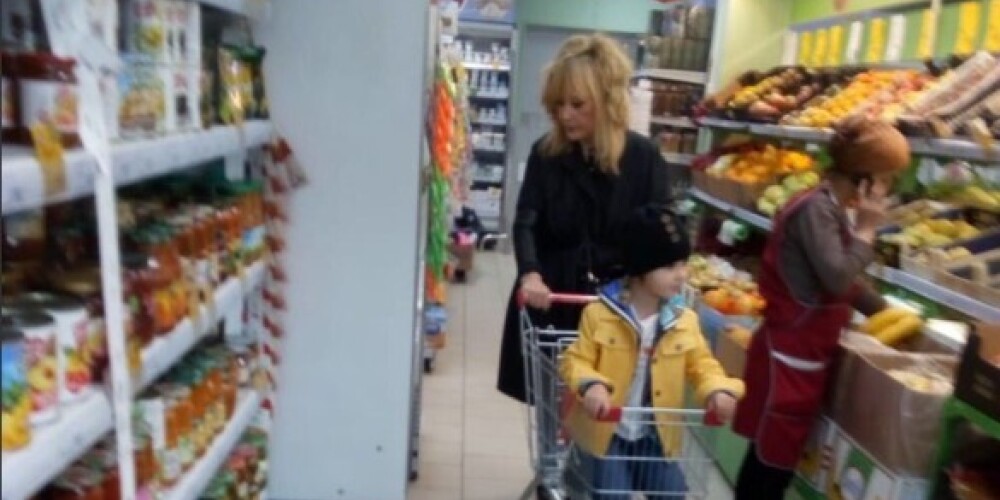 Фото дня: Пугачева с сыном покупают продукты в обычном магазине без охраны