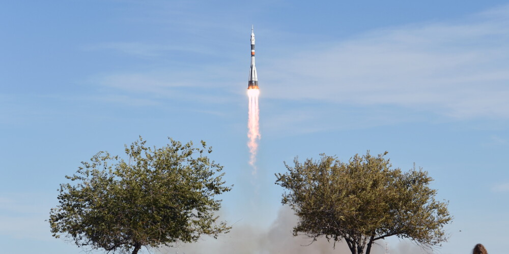 Raķetei "Sojuz" pēc starta no Kazahstānas atslēdzas dzinēji; astronauti veic ārkārtas nosēšanos