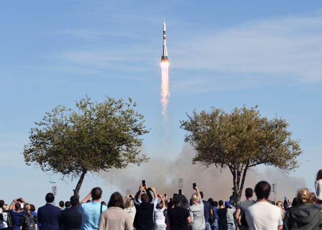 Raķetei "Sojuz" pēc starta no Kazahstānas atslēdzas dzinēji; astronauti veic ārkārtas nosēšanos