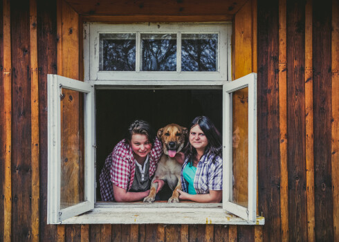 Inga (no kreisās) kopā ar savu mīļoto draudzeni Ittu.