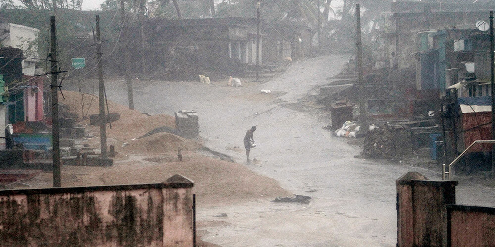 Indijas austrumos ārdās ciklons "Titli"; evakuēti 300 000 cilvēki