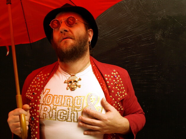 Dāņu mūziķim un uzņēmējam Stīnam Lorensam ar biznesu Liepājā neveicas. Tikko „pa burbuli” Pāvilostā aizgājis viņam piederošais kuģis „Spurn”.