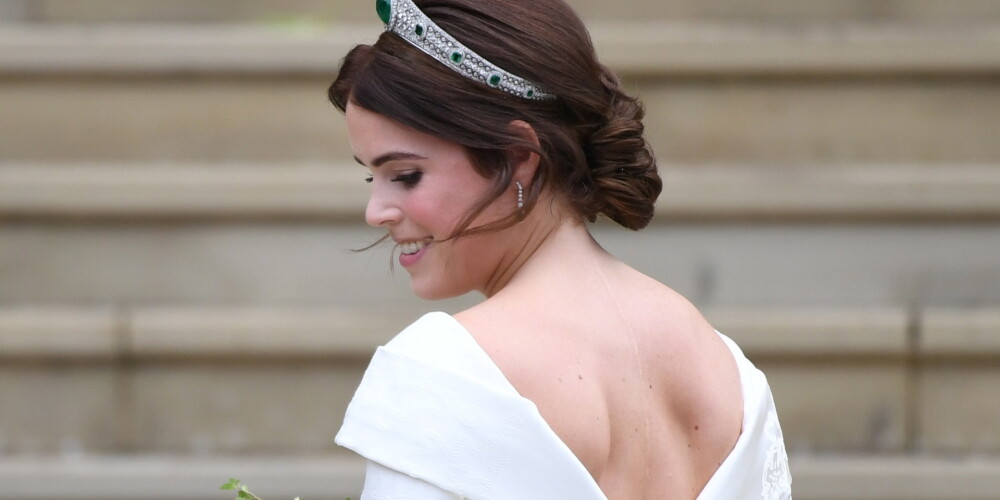 FOTO: Jorkas princeses Eiženijas elegantā kāzu kleita - klasiska un ar garu šlepi