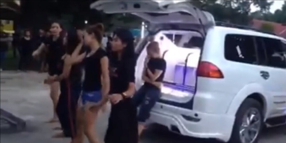 Девушки устроили дискотеку на похоронах подруги, чтобы она попала на небеса