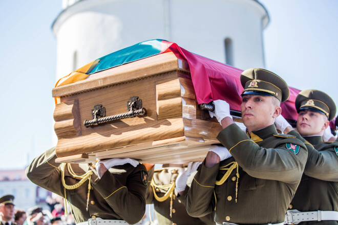 Ādolfs Ramanausks-Vanags apbedīts ar militāru godu.