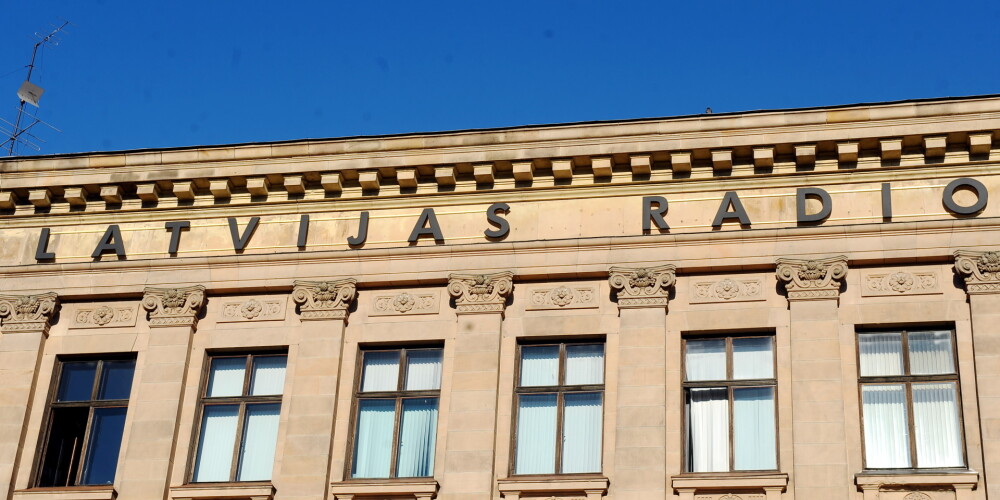 Latvijas Radio darbinieki neizpratnē par lēmumu prēmēt valdi apstākļos, kad tiek mēģināts ietaupīt līdzekļus