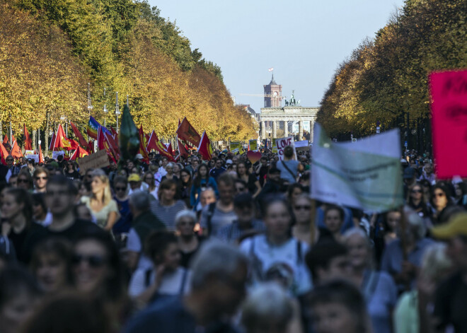 Berlīnē desmitiem tūkstošiem cilvēku iziet ielās, protestējot pret rasismu