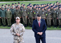 Jaunsardzes patrons Valsts prezidents Raimonds Vējonis (no labās) un Jaunsardzes un informācijas centra direktors pulkvežleitnants Aivis Mirbahs.