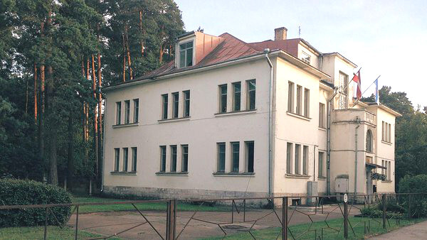 Rīgas dome uzskata, ka Mežaparka sākumskola Lībekas ielā kļuvusi par šauru un tā jālikvidē, netālu būvējot jaunu skolu.