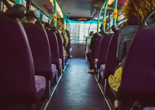 Piedzēries bezpajumtnieks starppilsētu autobusā apzog aizmigušu sievieti