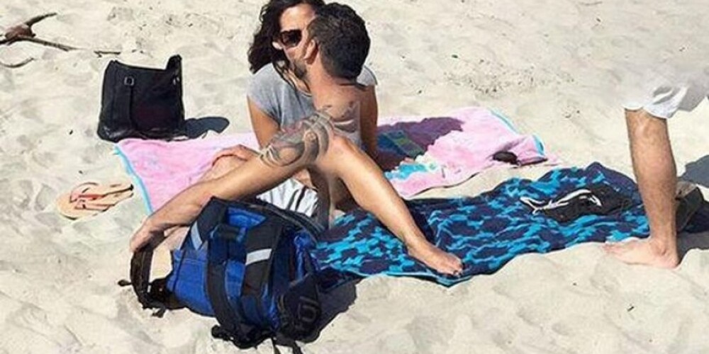Жуткое фото любовников на пляже в Google Maps шокировало соцсети