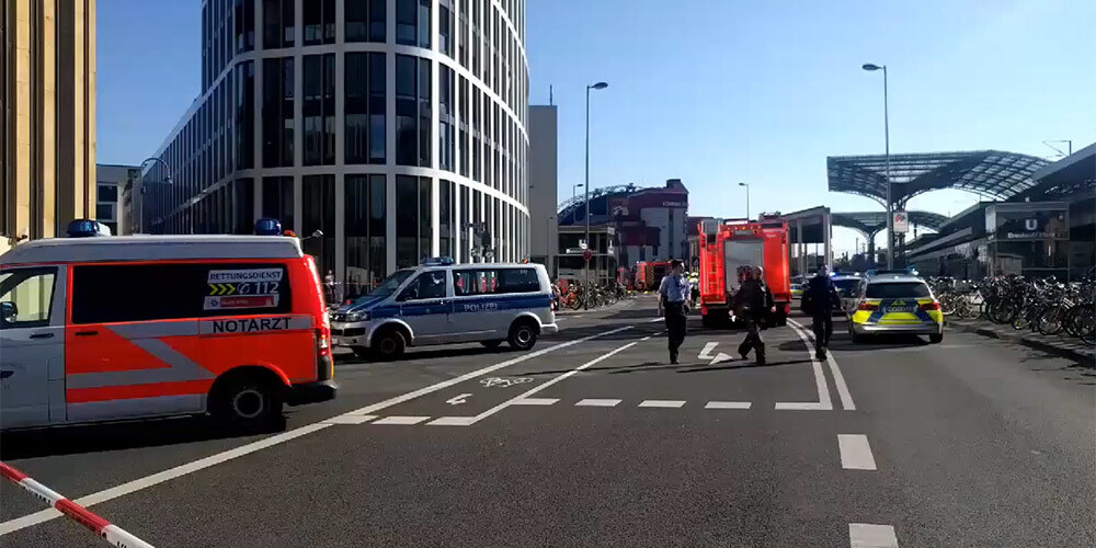 Policisti pie Ķelnes centrālās stacijas.