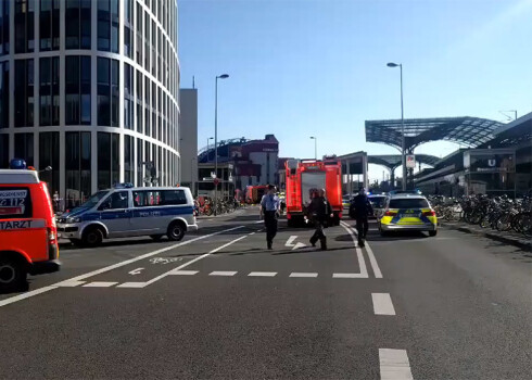 Policisti pie Ķelnes centrālās stacijas.