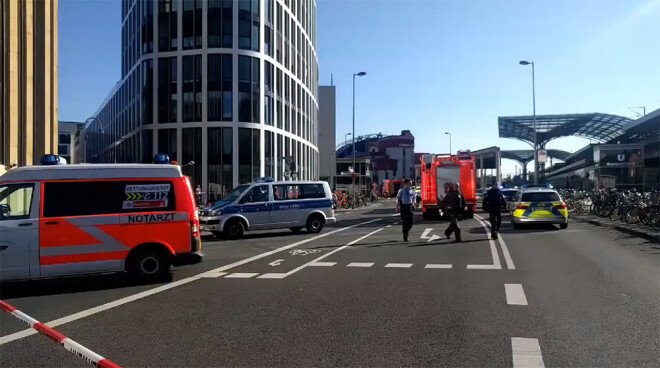 Policisti pie Ķelnes centrālās stacijas.