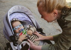 "Šie bērni nāk pie mums, lai padarītu mūs stiprākus," saka Madara. Kaut dažreiz nolaižas rokas, viņa ar vīru Edgaru cīnās par mazā Aleksandra veselību un lūdz palīdzību ārstēšanai.