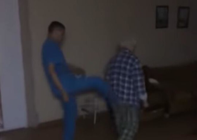 Издевательства санитаров над стариком сняли на видео