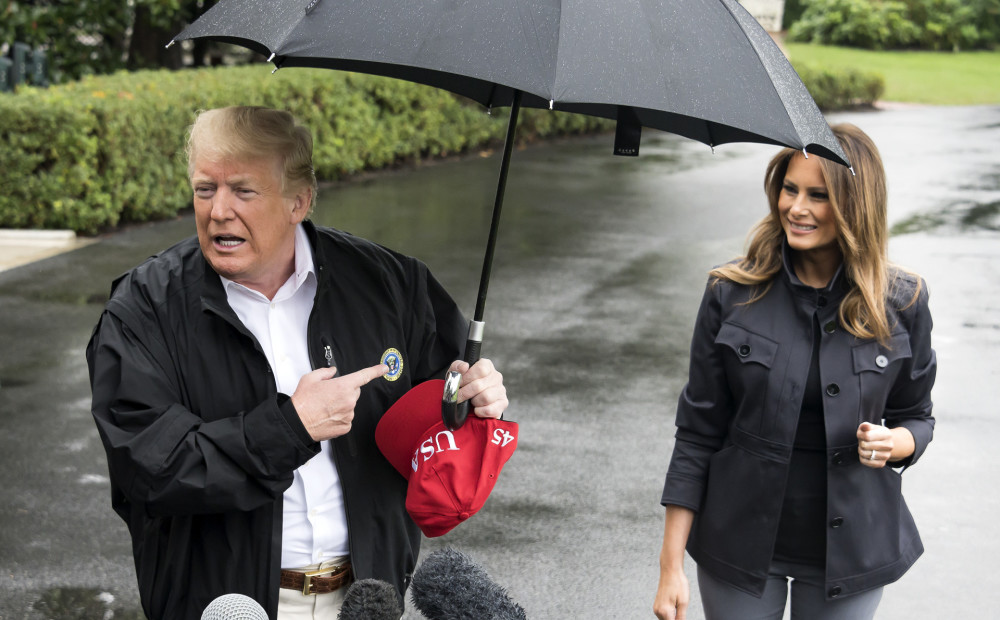 Donalds Tramps lietus laikā atstāj Melāniju bez lietussarga, sargā tikai sevi