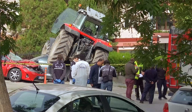 Pēc gūtā ievainojuma traktora vadītājs zaudēja kontroli, un transportlīdzeklis sadragāja pie mājas atstātās automašīnas.