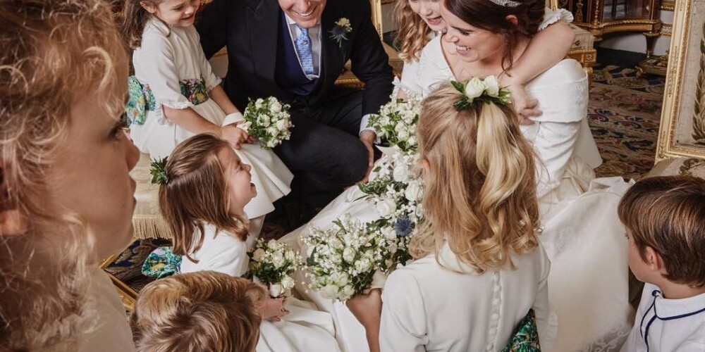Принцесса Евгения обнародовала трогательное свадебное фото со смеющейся принцессой Шарлоттой и другими детьми