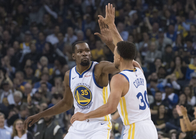 Karijs un Durants kopā gūst 59 punktus un kaldina čempionu "Warriors" uzvaru NBA sezonas ievadā