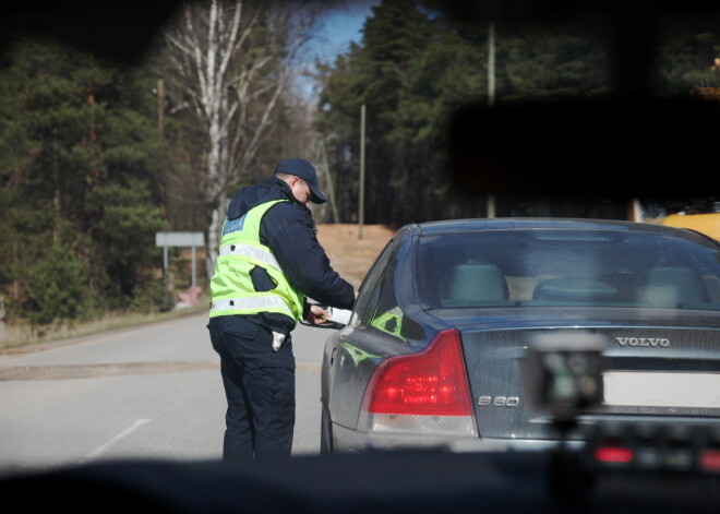 1,5 promiļu reibumā, bez vadītāja apliecības - Smiltenes novadā vīrietis cenšas aizbēgt no policijas