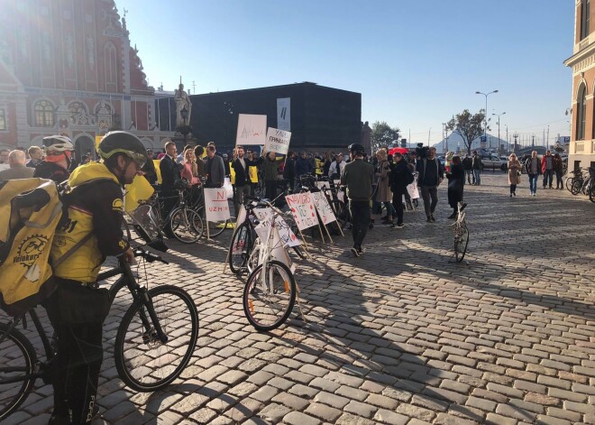 “Rīga smird un ir bīstama maniem bērniem” - velosipēdisti pieprasa domei sakārtot veloceliņu infrastruktūru