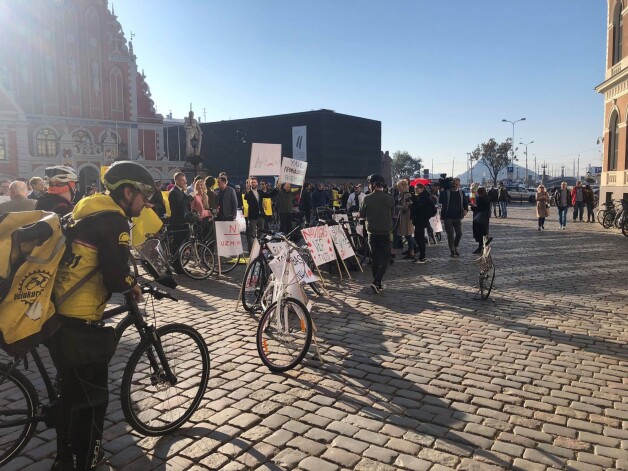 Velobraucēju protests pie Rīgas domes. 