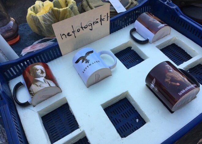 Krūzītes ar Hitleru un kāškrustiem: Āgenskalna tirgū pārdod suvenīrus ar nacisma simboliku