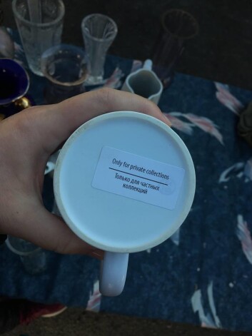 Uz vietas sastaptā sieviete sarunā ar policistiem taisnojās, ka krūzītes jau neviens netirgo - tā esot privāta kolekcija.