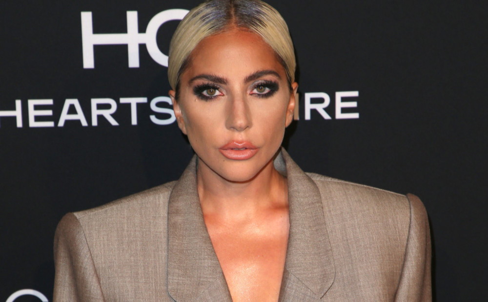 Lady Gaga publiski apstiprina saderināšanos